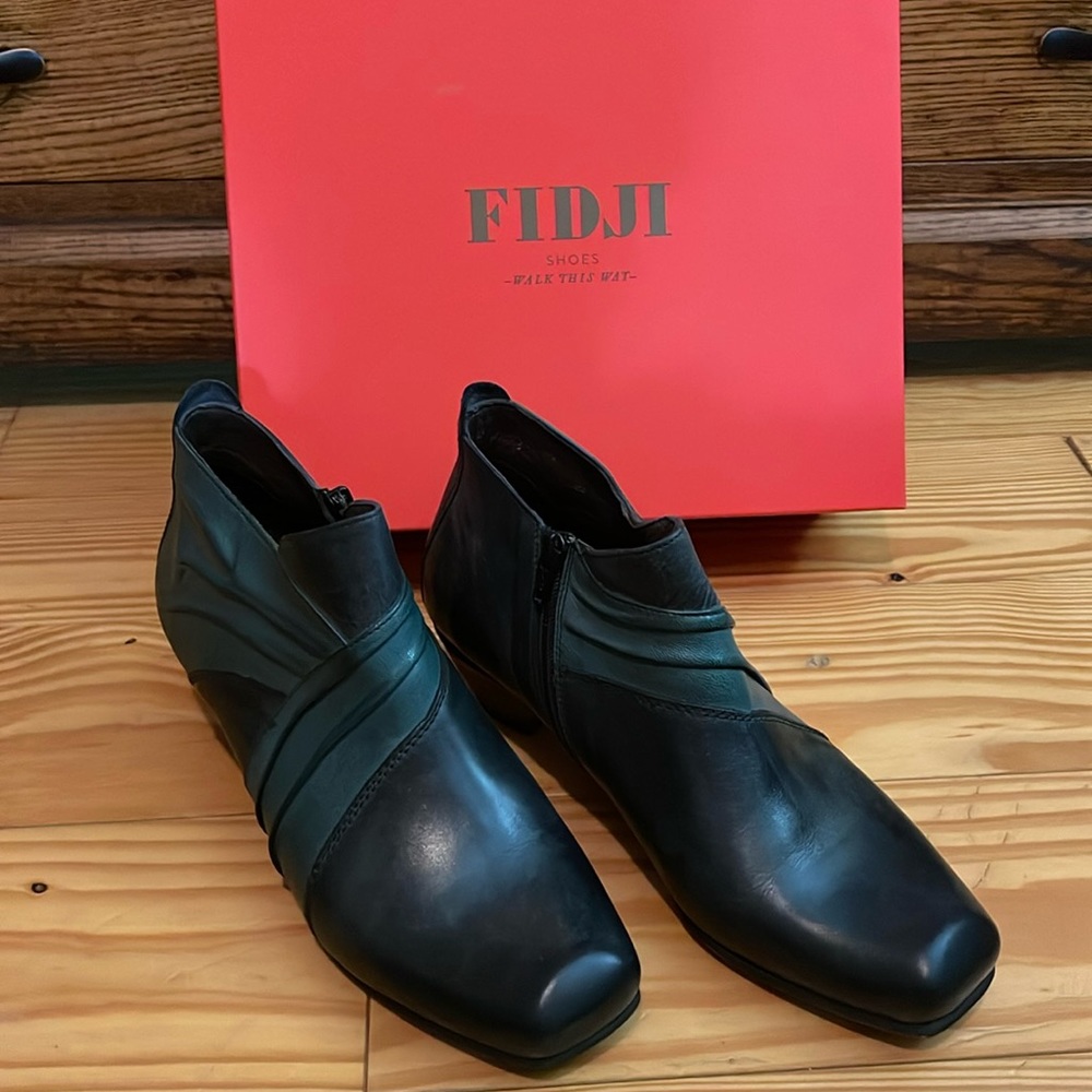 Fidji Black/Teal Leather Ankle boots.